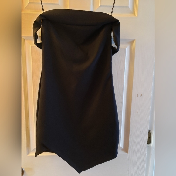 Elizabeth & James Martika off the sholder Little Black Dress Size: 10 - Picture 4 of 5